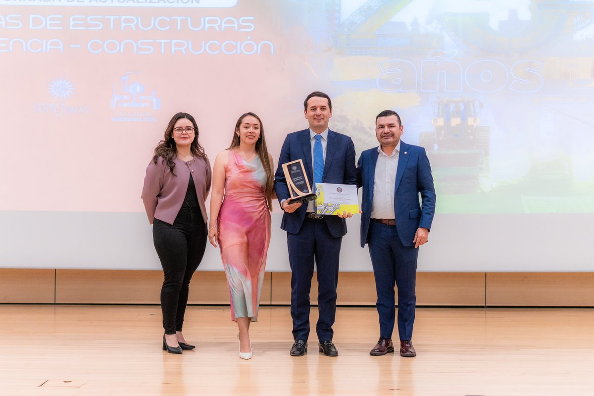 ingwilmerc's tweet photo. Hoy recibo con mucho cariño y respeto este reconocimiento por mi ejercicio profesional, liderazgo, contribuciones al desarrollo, la transformación social de nuestra región y por ser un ex alumno destacado en la facultad de Ingeniería Civil, que además celebra sus 25 años👷‍♂️. 

🙌🏼 Agradezco al rector Fr. José Fernando Mancipe, a la decana de la Facultad de Ingeniería Brigrid Pacheco, a los docentes y colegas quienes hicieron parte de este proceso. 

‼️ Esta mención me impulsa a seguir trabajando 24/7 como lo he venido haciendo no solo por mi departamento, si no por las miles de personas que represento para que tengan mejor calidad de vida en todos los aspectos y por supuesto a seguir dejando en alto el nombre de la universidad que me vió crecer académicamente. 

Seguiremos contribuyendo al desarrollo y transformación social de nuestra linda región boyacense. ✊🏼💚