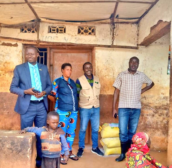 ABPInfos's tweet photo. 3/3 @EuphremNd a remercié @oneacrefundbu pour tous les services qu'elle met au profit des cultivateurs.
Au cours de cette visite, ces cultivateurs de la colline #Musagara en commune et @MuramvyaProv ont eu l'occasion de témoigner leur gratitude envers cette ONG. https://t.co/8g5cpFyq4N