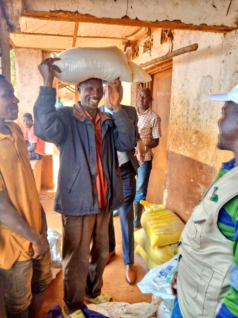 ABPInfos's tweet photo. 3/3 @EuphremNd a remercié @oneacrefundbu pour tous les services qu'elle met au profit des cultivateurs.
Au cours de cette visite, ces cultivateurs de la colline #Musagara en commune et @MuramvyaProv ont eu l'occasion de témoigner leur gratitude envers cette ONG. https://t.co/8g5cpFyq4N