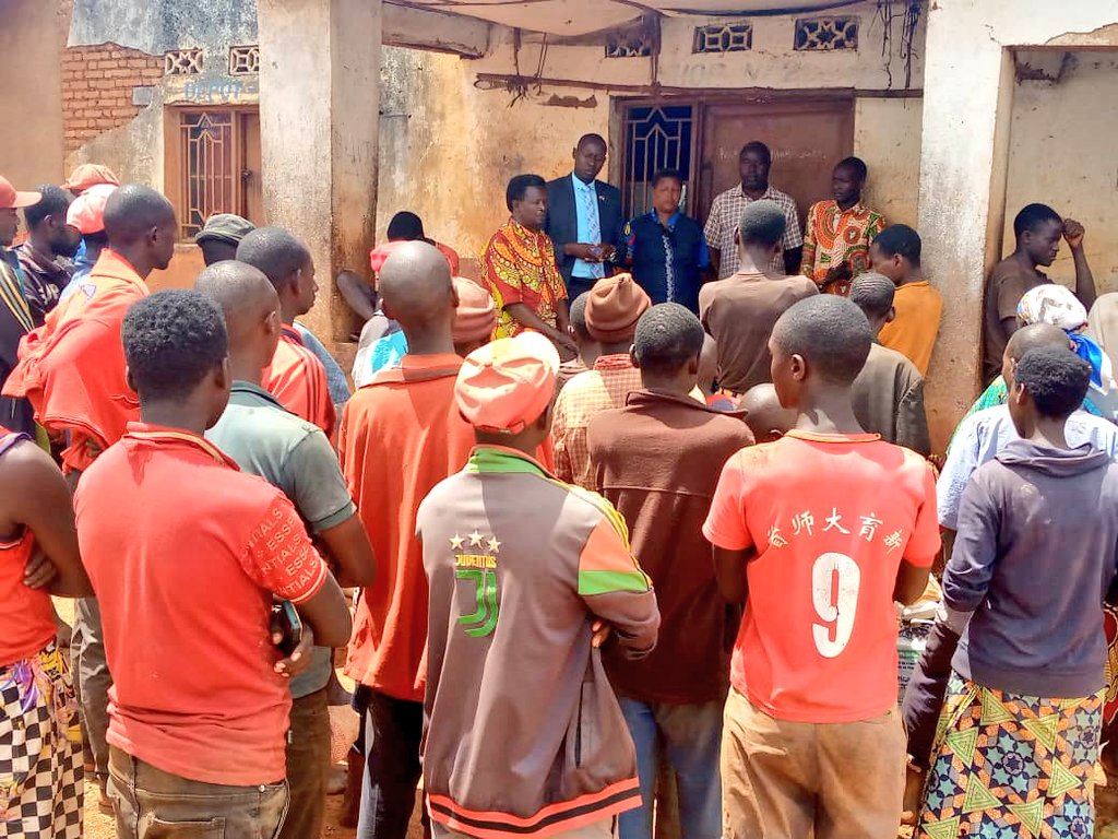ABPInfos's tweet photo. 3/3 @EuphremNd a remercié @oneacrefundbu pour tous les services qu'elle met au profit des cultivateurs.
Au cours de cette visite, ces cultivateurs de la colline #Musagara en commune et @MuramvyaProv ont eu l'occasion de témoigner leur gratitude envers cette ONG. https://t.co/8g5cpFyq4N