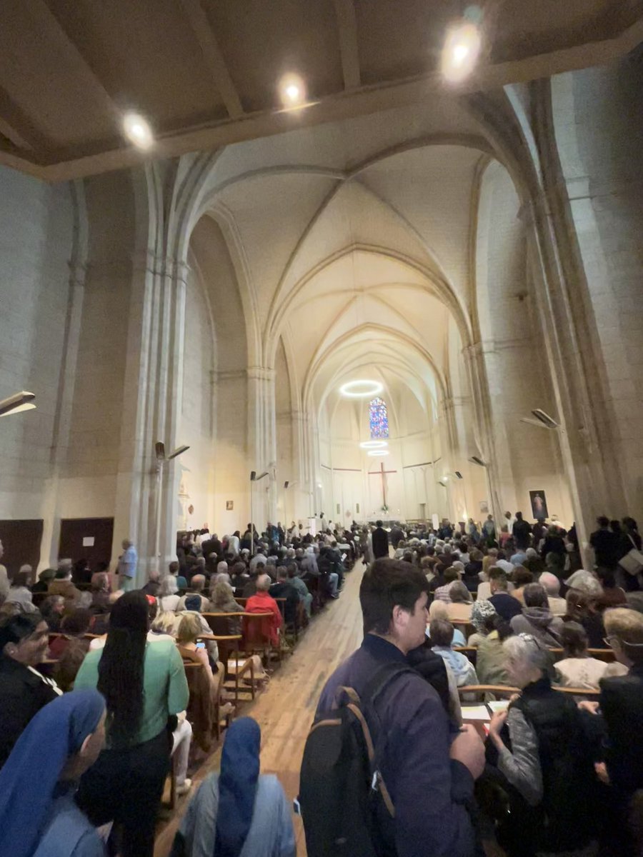 KtoCache's tweet image. Messe de consécration de Toulouse au Sacré-Coeur de Toulouse en présence l’archevêque Mgr Guy de Kerimel ❤️‍🔥
@toulousecatho 

#Flou