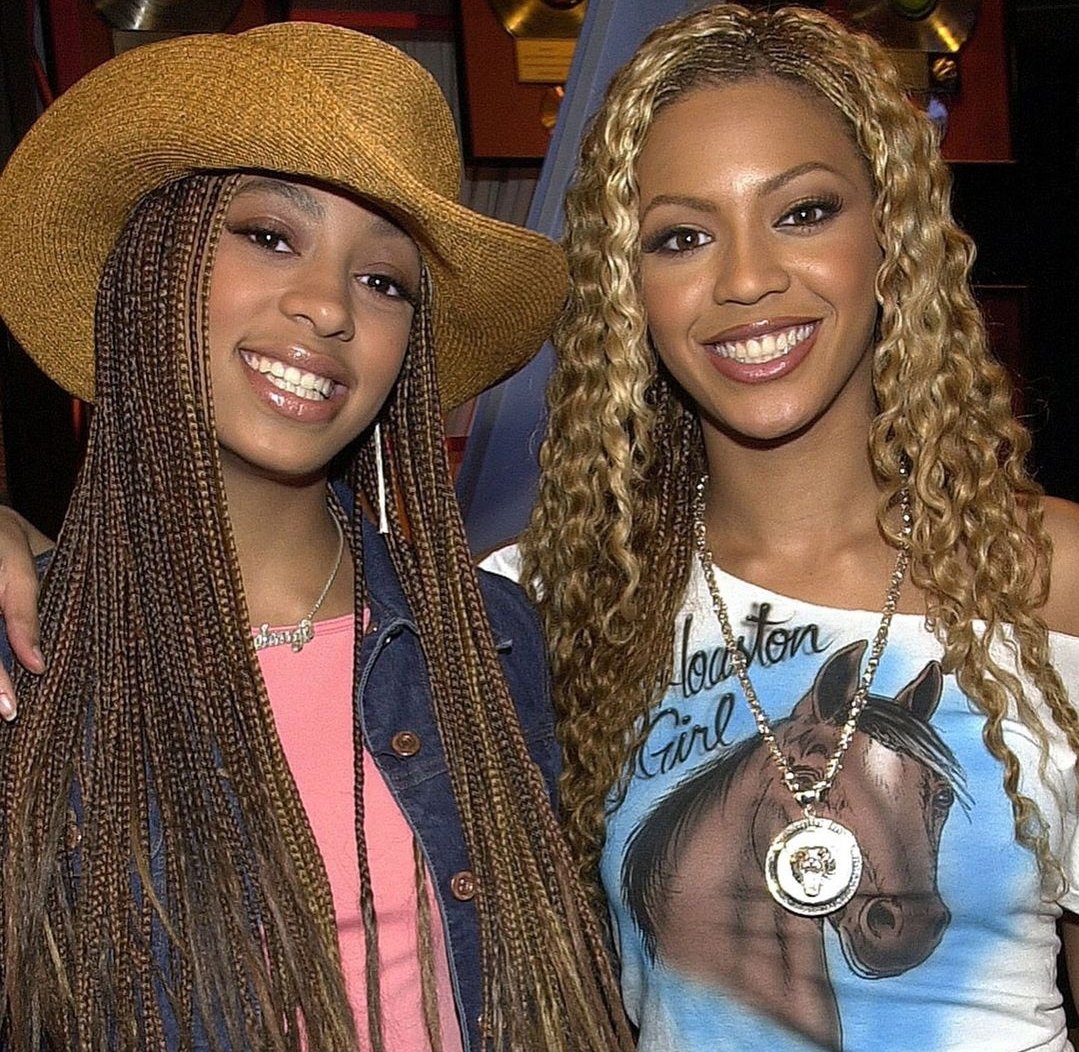 LensDrip's tweet photo. Beyoncé and Solange (2001) https://t.co/mm4QQbyjRr