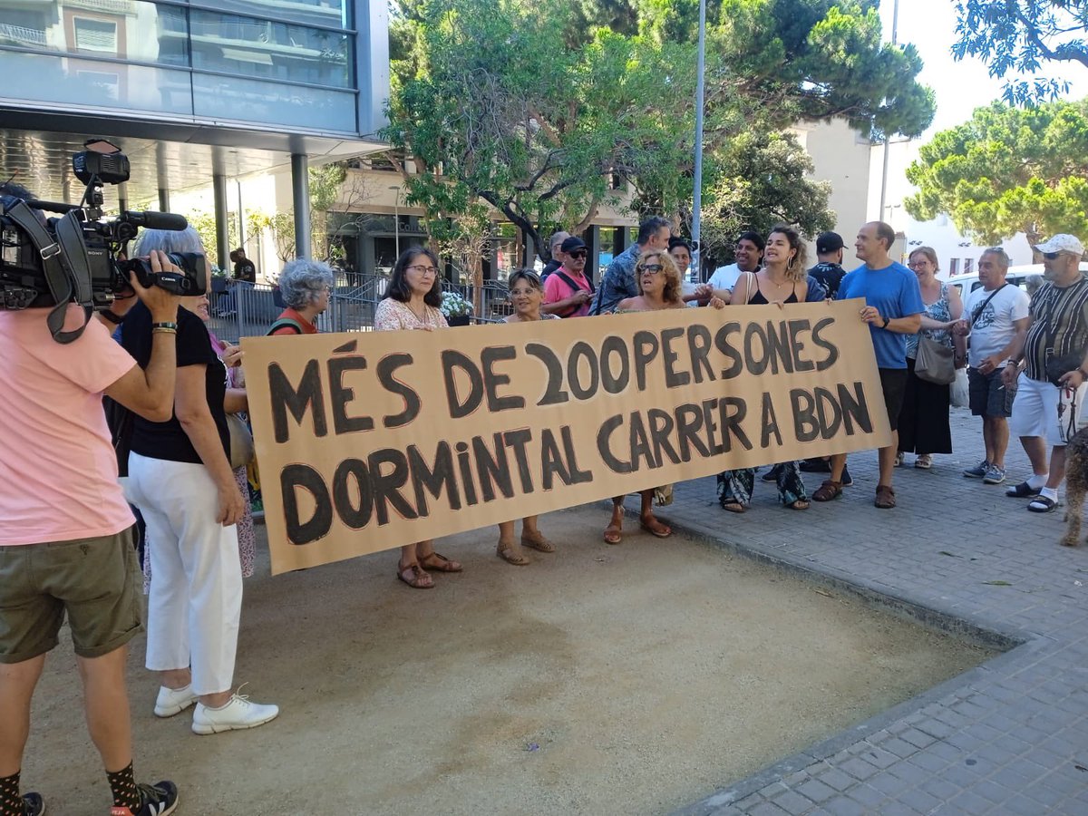 StRocSomBDN's tweet photo. SUSPESOS ELS 6 DESNONAMENTS D’AVUI #Badalona Dijous en tenim 4, CORAL HOMES, PROMONTORIA, MONA ITG, DIVARIAN disposaran de la força dels ARRO (Mossos) per deixar al carrer a families  vulnerables,  com un avi d 80 anys i els nets. l’@AjBadalona ? 🎄🙄 https://t.co/zJ3LUNW9hJ