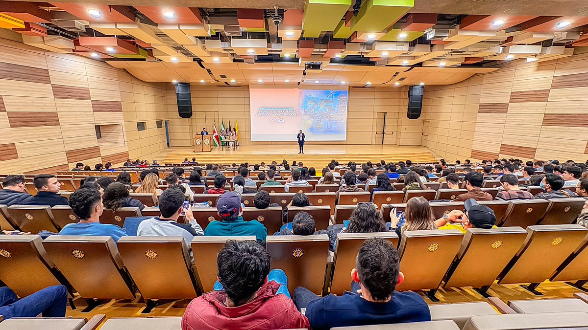 ingwilmerc's tweet photo. Hoy recibo con mucho cariño y respeto este reconocimiento por mi ejercicio profesional, liderazgo, contribuciones al desarrollo, la transformación social de nuestra región y por ser un ex alumno destacado en la facultad de Ingeniería Civil, que además celebra sus 25 años👷‍♂️. 

🙌🏼 Agradezco al rector Fr. José Fernando Mancipe, a la decana de la Facultad de Ingeniería Brigrid Pacheco, a los docentes y colegas quienes hicieron parte de este proceso. 

‼️ Esta mención me impulsa a seguir trabajando 24/7 como lo he venido haciendo no solo por mi departamento, si no por las miles de personas que represento para que tengan mejor calidad de vida en todos los aspectos y por supuesto a seguir dejando en alto el nombre de la universidad que me vió crecer académicamente. 

Seguiremos contribuyendo al desarrollo y transformación social de nuestra linda región boyacense. ✊🏼💚