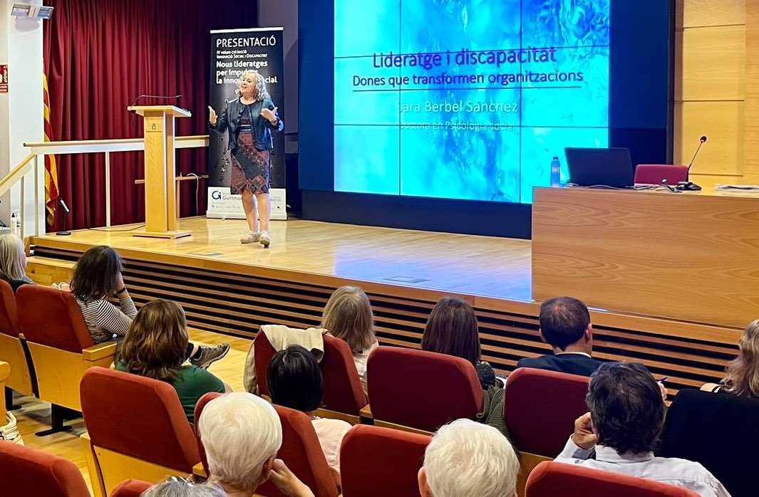 IGuttmann's tweet image. Ara @saraberbels inicia la ponència “Dones que transformen les organitzacions parlant de la importància del #lideratge de les #dones amb #discapacitat i posant en valor els lideratges basats en conceptes com la “governança empàtica”