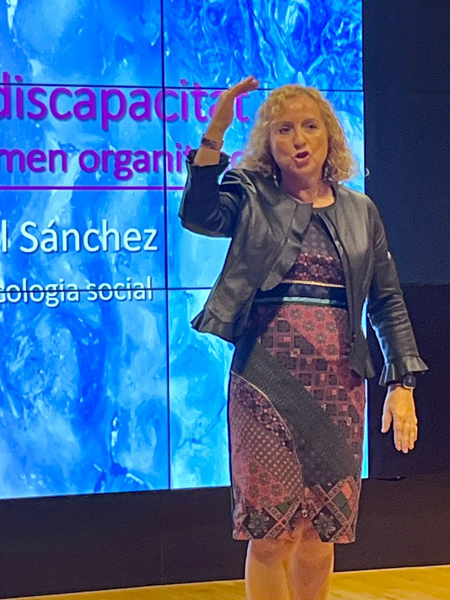 IGuttmann's tweet image. Ara @saraberbels inicia la ponència “Dones que transformen les organitzacions parlant de la importància del #lideratge de les #dones amb #discapacitat i posant en valor els lideratges basats en conceptes com la “governança empàtica”