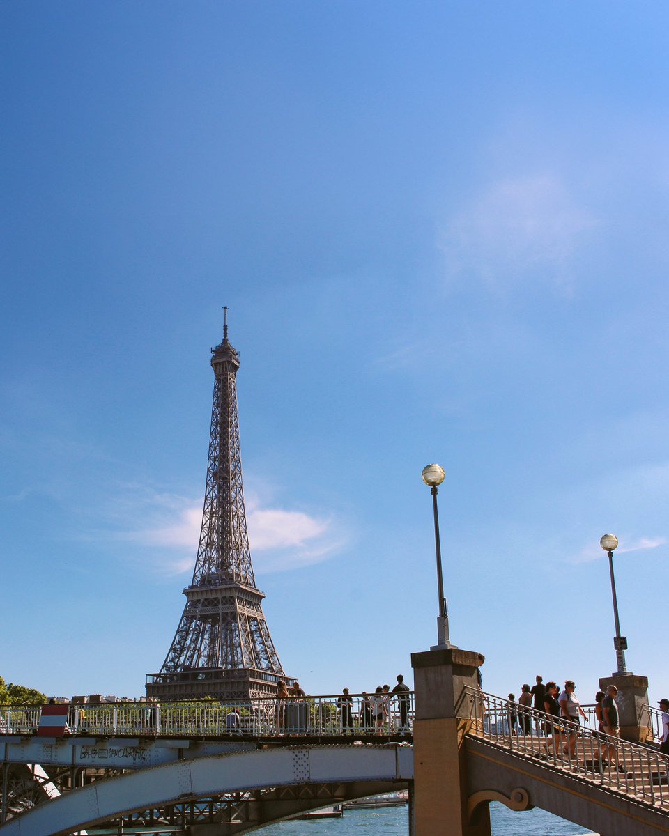 broad_app's tweet photo. #Paris pode dividir opiniões e, se você ainda não conhece, aqui vai uma dica pra facilitar seu amor pela cidade das luzes 🇫🇷🥖🥐

1/3 https://t.co/R1cAC9K7Ba