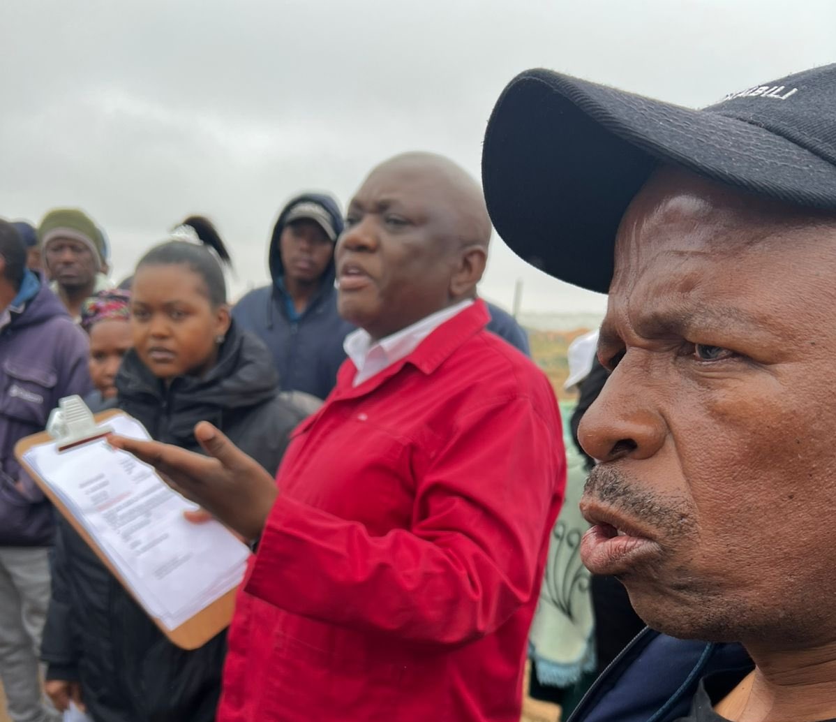 EFFGautengProv's tweet photo. 🚨MMCs On Duty🚨
The City of Ekurhuleni MMC responsible for Human Settlements, Fighter Kgopelo Hollo handing over houses today to 14 housing beneficiaries at Alliance Ext 4, in Springs.
Our people must have land to build on and the state should provide dignified housing for those in need.
#EFFinGovernment