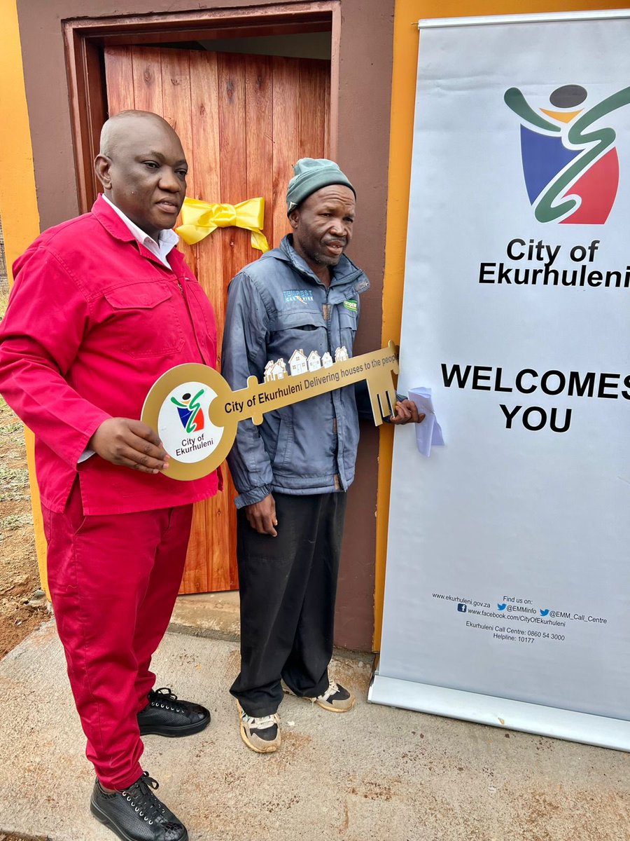 EFFGautengProv's tweet photo. 🚨MMCs On Duty🚨
The City of Ekurhuleni MMC responsible for Human Settlements, Fighter Kgopelo Hollo handing over houses today to 14 housing beneficiaries at Alliance Ext 4, in Springs.
Our people must have land to build on and the state should provide dignified housing for those in need.
#EFFinGovernment