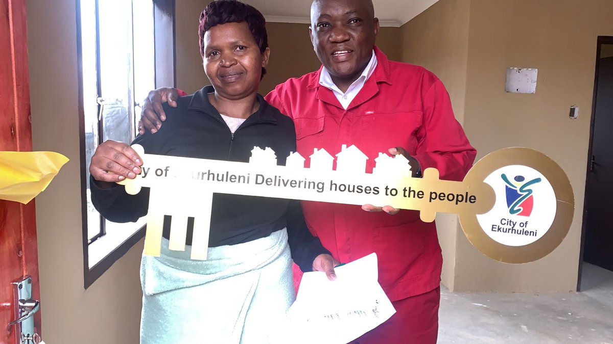 EFFGautengProv's tweet photo. 🚨MMCs On Duty🚨
The City of Ekurhuleni MMC responsible for Human Settlements, Fighter Kgopelo Hollo handing over houses today to 14 housing beneficiaries at Alliance Ext 4, in Springs.
Our people must have land to build on and the state should provide dignified housing for those in need.
#EFFinGovernment