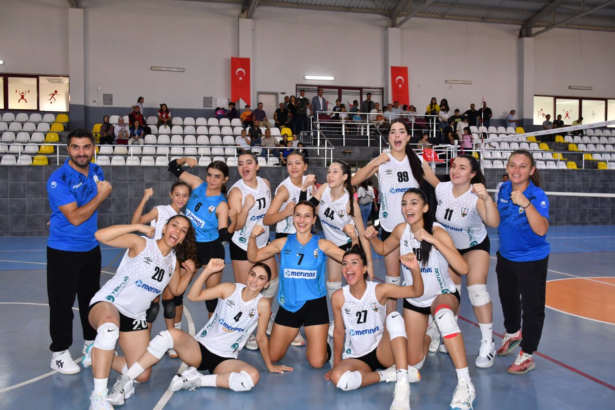 Besni_GSK's tweet photo. Tebrikler Takım 👏🏐👏
BESNİ GSK            : 3 
FIRAT ÖZKAN SK : 0
Besni Gençlik Spor Kulübü Kadın Voleybol takımımız bugün sahasında konuk ettiği Gaziantep Fırat Özkan Spor Kulübünü 3-0 mağlup ett.
Takımımız bu galibiyetle namağlup olarak gruptaki liderliğini devam ettirdi. https://t.co/oTrJfkxxjl
