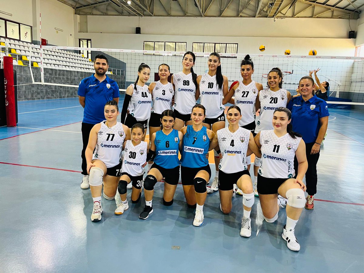 Besni_GSK's tweet photo. Tebrikler Takım 👏🏐👏
BESNİ GSK            : 3 
FIRAT ÖZKAN SK : 0
Besni Gençlik Spor Kulübü Kadın Voleybol takımımız bugün sahasında konuk ettiği Gaziantep Fırat Özkan Spor Kulübünü 3-0 mağlup ett.
Takımımız bu galibiyetle namağlup olarak gruptaki liderliğini devam ettirdi. https://t.co/oTrJfkxxjl