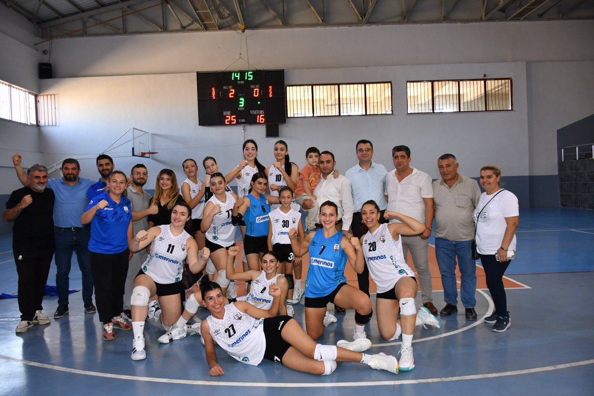 Besni_GSK's tweet photo. Tebrikler Takım 👏🏐👏
BESNİ GSK            : 3 
FIRAT ÖZKAN SK : 0
Besni Gençlik Spor Kulübü Kadın Voleybol takımımız bugün sahasında konuk ettiği Gaziantep Fırat Özkan Spor Kulübünü 3-0 mağlup ett.
Takımımız bu galibiyetle namağlup olarak gruptaki liderliğini devam ettirdi. https://t.co/oTrJfkxxjl