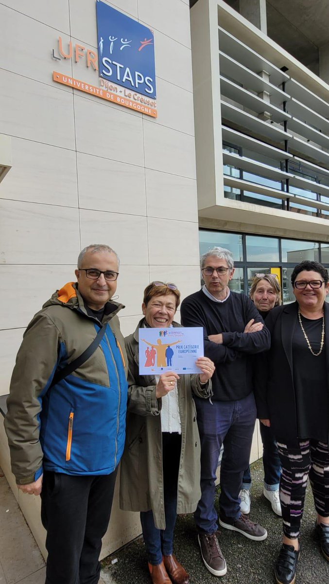 🇪🇺 PARTENARIAT EUROPÉEN - un prix pour l'équipe de #thessalonique. Bravo !
Lire l'article 👉 urlz.fr/sBWc
<a href="/AlzheimerHellas/">Alzheimer Hellas</a> @univbourgogne <a href="/ErasmusplusFR/">Agence Erasmus+ France / Education Formation</a>
Pour en savoir plus et pour nous suivre
👉 linktr.ee/abbreportages
#DanseAvecLesSeniors #ErasmusDays