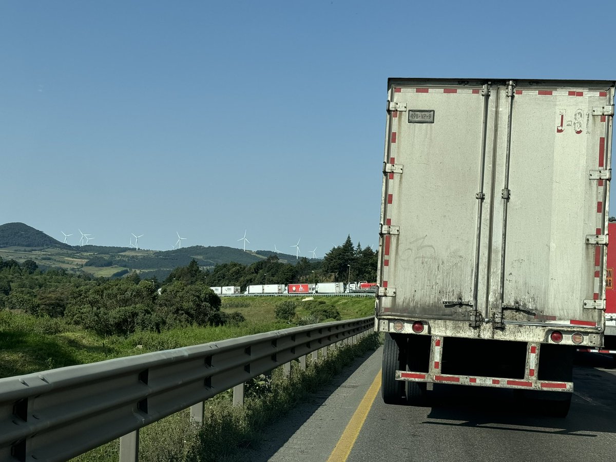 ecastalun's tweet photo. Tráfico intenso desde magueyes hasta la caseta de Esperenza en autopista Mendoza - Puebla, dirección a Puebla, hagan algo @CAPUFE siempre es lo mismo con el retén que pone la @GN_Carreteras @GN_MEXICO_ https://t.co/hjp0Ex8UfZ