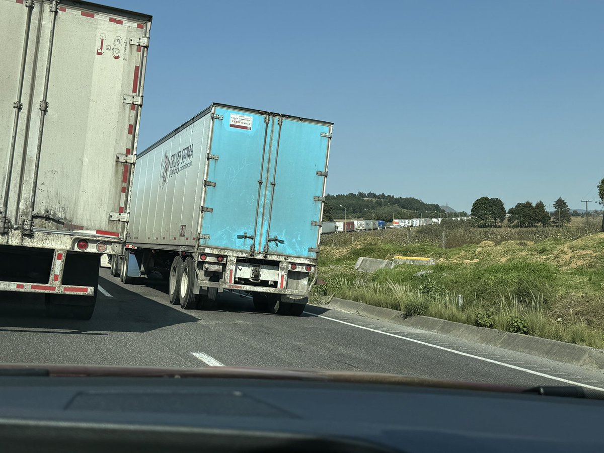 ecastalun's tweet photo. Tráfico intenso desde magueyes hasta la caseta de Esperenza en autopista Mendoza - Puebla, dirección a Puebla, hagan algo @CAPUFE siempre es lo mismo con el retén que pone la @GN_Carreteras @GN_MEXICO_ https://t.co/hjp0Ex8UfZ