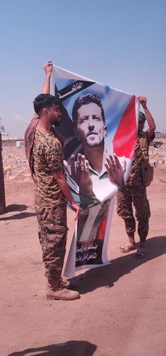 atayyh's tweet photo. *هذا ما أعرفه عن الفقيد صالح الناخبي*

كتب / وضاح بن عطية 

صالح الناخبي هو أحد أبرز قيادات ومؤسسي تاج في الداخل 

صالح الناخبي هو القيادي (صالح اليافعي) المسؤول المالي للمجلس الوطني الجنوبي الذي تم إعلانه في منطقة العسكرية بيافع بداية الحراك كأول مكون في الداخل ينادي بتحرير الجنوب .

صالح الناخبي هو الناشط البارز باسم (القلم الساخر) في المنتديات الجنوبية منذ ماقبل الحراك وهو كاتب سياسي وطني متمكن وكان يدير مواقع إخبارية لعبت دور في خدمة قضية شعب الجنوب.

صالح الناخبي هو أحد أبرز القيادات التي شاركت في تحرير جبل العر وطرد أول معسكر شمالي من الجنوب وهو أبرز ممول للمقاومة في يافع بهاونات و آر بي جي وذخائر والجميع شاهد الحمار الذي كان ينقل تلك الأسلحة في الطرق الوعرة بالجبال فهو سلاح الناخبي وكان يحب العمل مع المقاومة على الأرض ولا يحب الظهور والاستعراض كما كان عمله الإعلامي في قناة عدن المستقلة .

صالح الناخبي ترك القلم في ٢٠١٥م وذهب يشارك في قتال ومقاومة الغزو الحوثي في الدفاع عن العاصمة عدن في عدد من الجبهات حتى تحررت .

صالح الناخبي كان يدير موقع عدن24 ومن ثم انتقل إلى قناة عدن المستقلة لتقويمها وكان يدير أغلب برامجها وبالذات السياسية ويتحف شعب الجنوب في كتابة مقدمة أفضل برامج القناة برنامج المشهد الجنوبي الذي يقدمه الإعلامي الرائع باكدادة .

صالح الناخبي كان كتلة من النضال وكتلة من الأدب وكتلة المقاومة وكتلة من العمل الوطني وهناك أعمال وطنية عديدة كان يقوم بها أنا لا أعلمها لانه كان دينمو للعمل بصمت بعيدا عن الأنانية ولا يبالي بكل من تسلقوا على أعماله لانه كان يعمل لخدمة الوطن الجنوبي ونذر نفسه لذلك ..

صالح الناخبي شكل فراق كبير ورحيله خسارة كبيرة على وطنا الجريح نسأل الله أن يرحمه ويسكنه الفردوس الأعلى من الجنة وأن يعزمنا وأهله وكل محبية الصبر والسلوان .

*ملاحظة*

صالح الناخبي أسطورة نضالية وطنية جنوبية لابد أن يحفظها التاريخ كجزء عظيم من مسيرة نضال شعب الجنوب العظيم ولهذا ندعو قيادة المجلس الإنتقالي الجنوبي إلى توجيه المختصين بتأليف كتاب يحاكي مسيرة هذه الأسطورة وتدوين كل الشواهد والمعلومات عنه .