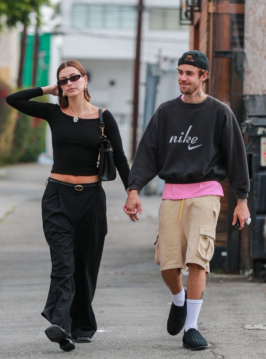 Rayeed0291's tweet photo. street style Justin &amp; Hailey ❤️🔥🔥🔥

Mr. &amp; Mrs. #BIEBER ♥️🥰

pop goat🤟 https://t.co/56dqV9IBRX