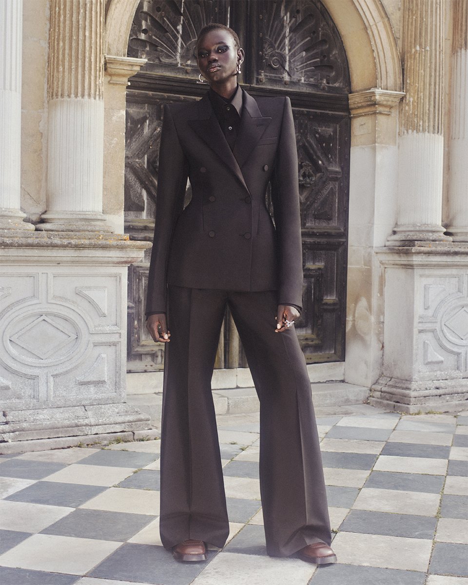 McQueen's tweet image. Spring Summer 2025 pre-collection, arriving soon.​

McQueen tailoring – sculpted, sharp.​

Preview #McQueenPreSS25: on.alexandermcqueen.com/press25/looks_…

Photographed by Casper Sejersen