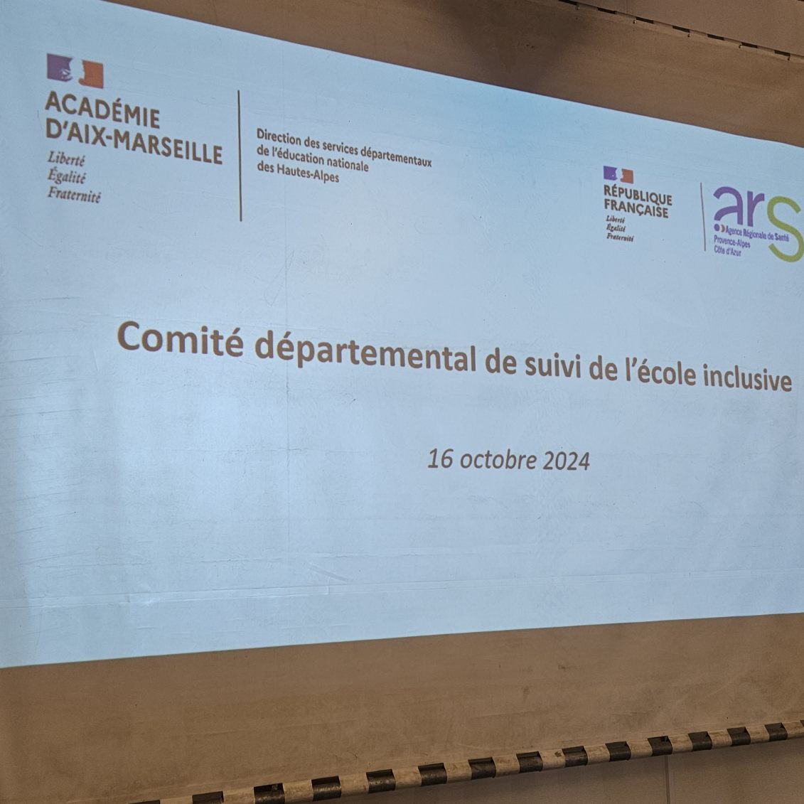DSDEN05's tweet photo. #CDSEI
Aymeric Meiss #DASEN05 a présidé le Comité départemental de suivi de l École inclusive #EI réuni à Embrun
➡️ État des lieux des moyens consacrés à l'EI et à l'accompagnement médico-social des élèves en situation de handicap par les autorités et partenaires compétents https://t.co/69zfg45Rpi