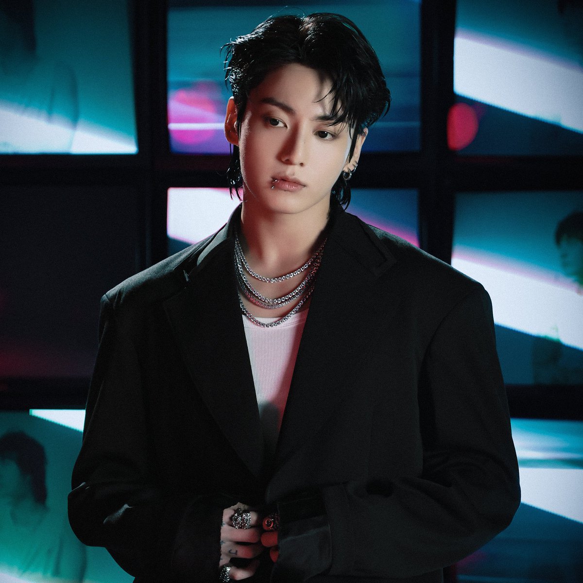 chartjungkook's tweet photo. All “GOLDEN” singles had once again big increases on Spotify yesterday:

“Seven” — 2,570,608 (+108,036)
“Standing Next to You” — 2,399,564 (+125,831)
“3D” — 869,979 (+15,359) https://t.co/yvvhsVSthk