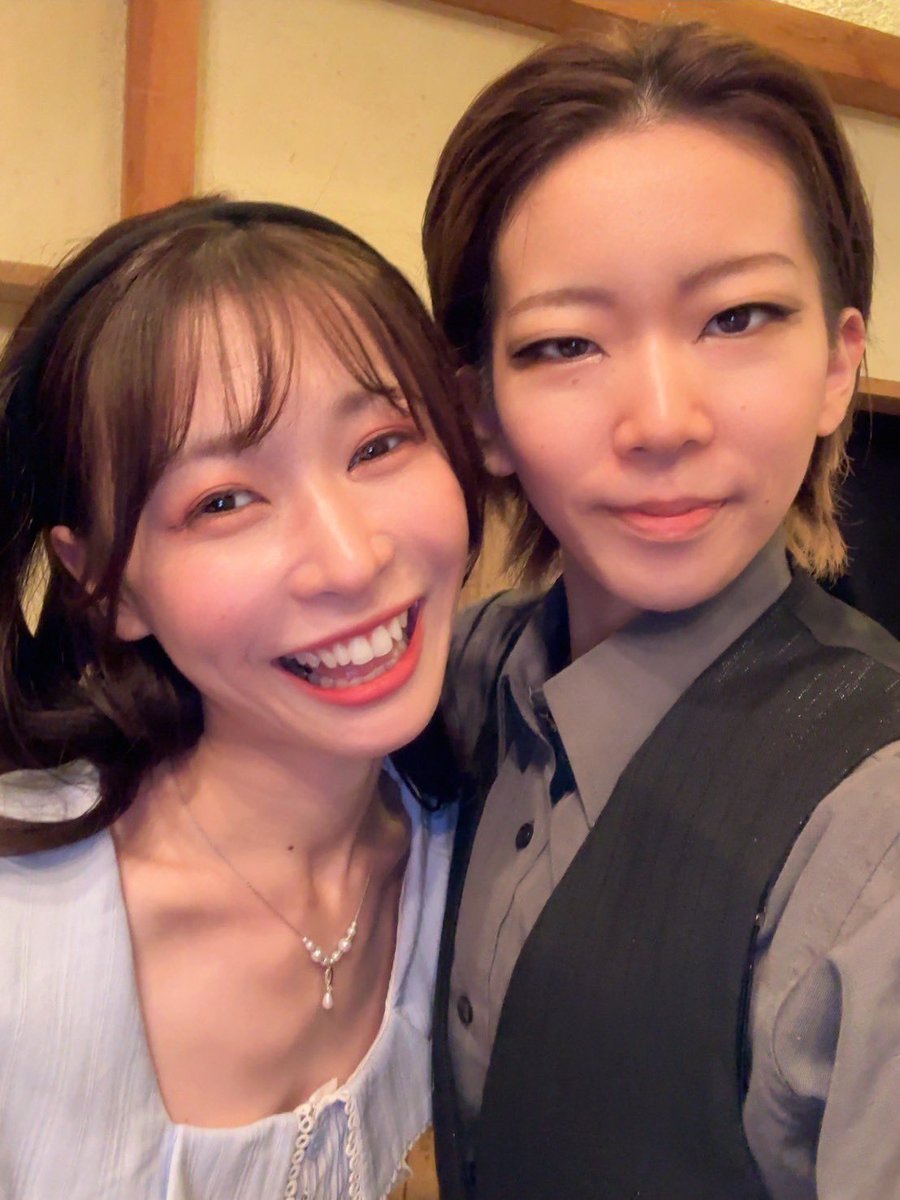 sumire_1i2's tweet photo. ゆっぴ！
私のパパ👨
劇中は怖いお父さんだったけど、本当のゆっぴは愛に溢れた人😌

私がまだ家族としての認識を持てていなかった時から娘〜って呼んでくれて、うちの娘って話してくれて、少しずつ私のペースで家族として迎え入れてくれて嬉しかった！
ヴァルテール家の大黒柱は素敵なパパです！ https://t.co/bPnjk9sFLi