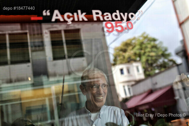 RTÜK'ün, karasal yayın lisansını iptal ettiği Açık Radyo, 13 Kasım 1995 tarihinde başladığı yayın hayatına veda etti. 
Son yayınını yapan Açık Radyo önündeki basın açıklamasına radyo yöneticileri, çalışanları ve dinleyicileri de katıldı.
(İlker Eray - Depo Photos)