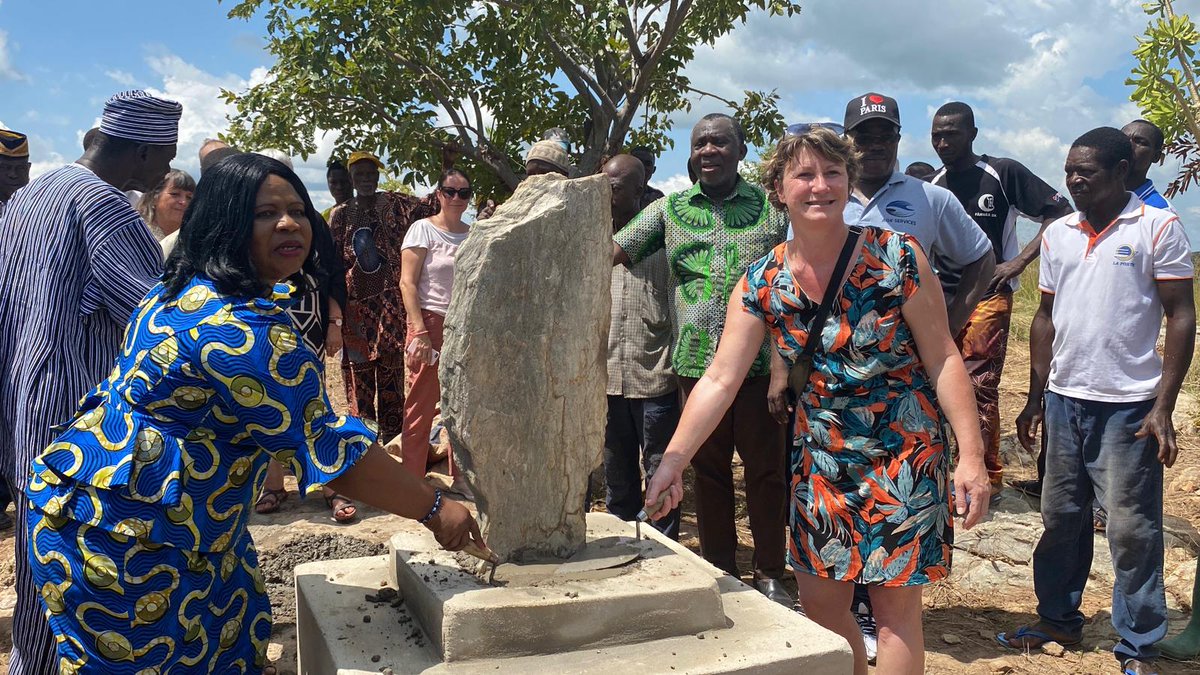 AtiotaTouni's tweet image. Pose de la première pierre à  #Animadè dans le canton de #Défalé pour la construction du monument historique en mémoire de la jeune #KPILINTOUKOU #Ayénim qui s'est sacrifiée en se jetant de la montagne vers 1970 pour libérer les jeunes filles contre les mariages forcés.
@fct228