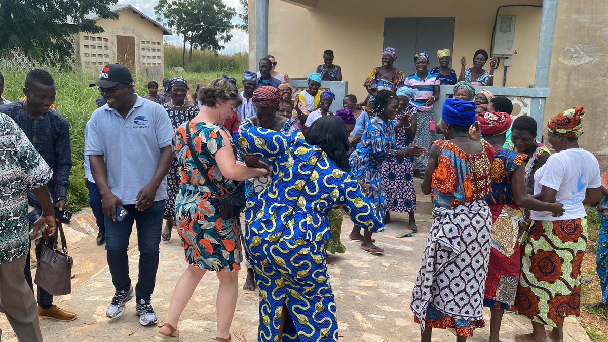 AtiotaTouni's tweet image. Pose de la première pierre à  #Animadè dans le canton de #Défalé pour la construction du monument historique en mémoire de la jeune #KPILINTOUKOU #Ayénim qui s'est sacrifiée en se jetant de la montagne vers 1970 pour libérer les jeunes filles contre les mariages forcés.
@fct228