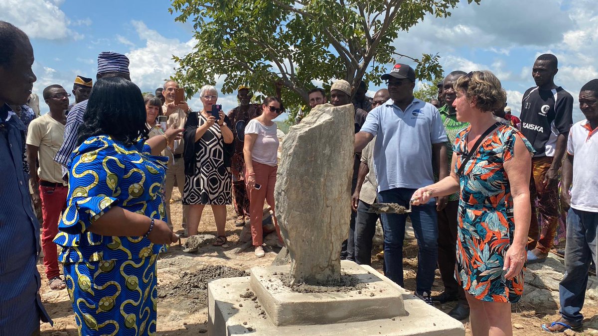 AtiotaTouni's tweet image. Pose de la première pierre à  #Animadè dans le canton de #Défalé pour la construction du monument historique en mémoire de la jeune #KPILINTOUKOU #Ayénim qui s'est sacrifiée en se jetant de la montagne vers 1970 pour libérer les jeunes filles contre les mariages forcés.
@fct228