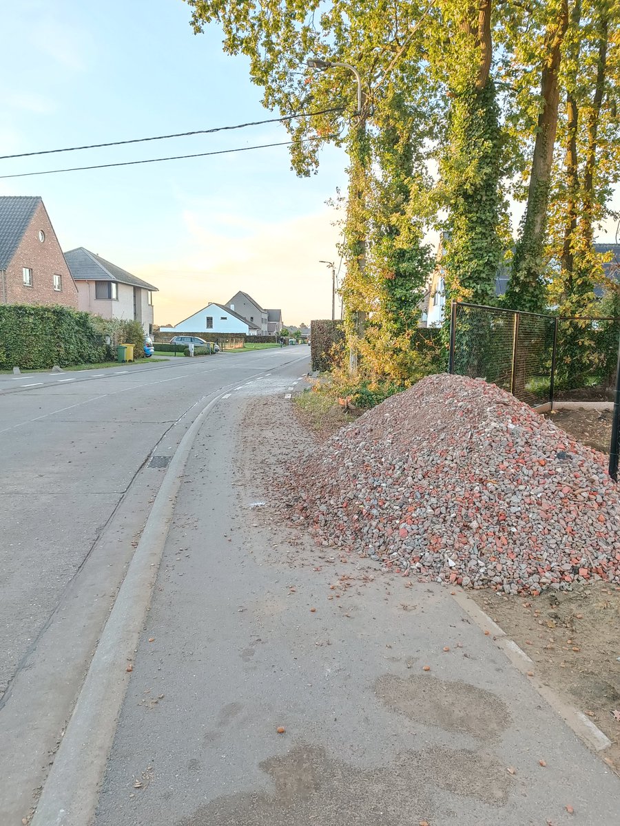 UBbikepaths's tweet photo. Dan heb je eens een iets beter fietspad ... https://t.co/iV2n3vzfsM