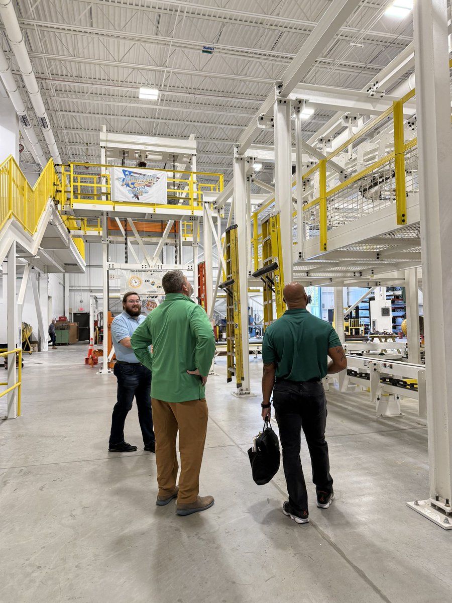 coachjlarsen's tweet photo. Lapeer HS building the #HomeTeam today @MRCCUnion! We made connections to bring apprenticeship and pre-apprenticeship opportunities to our students. That = free future education and great jobs for the ⚡️! @Lapeer_HS @massp https://t.co/7J5dN0Is4F