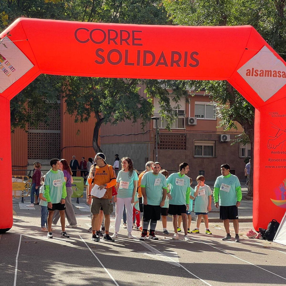 FundacioUEC's tweet photo. #InserCOR • Diumenge vam tornar a participar en la jornada familiar d’esport inclusiu “TOTHOM JUGA”, organitzada per l’Ajuntament de Cornellà! 🏃🏽♀️
👏🏻 Com sempre, un èxit! GRÀCIES! ☺️
#FundacióUEC #Ambelverdalcor 💚 https://t.co/mcnCsvryLB