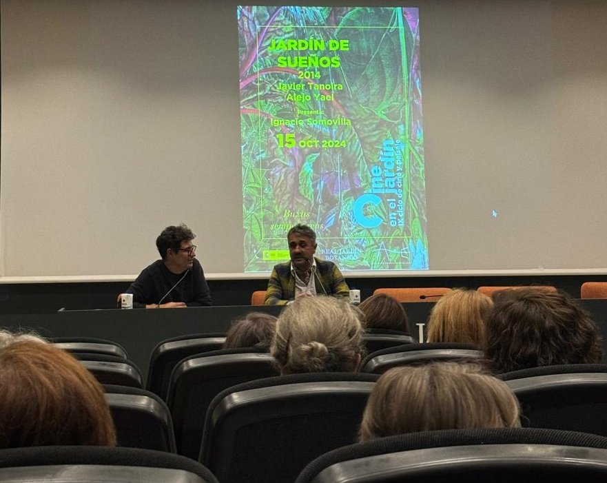 io_Manuel's tweet photo. La tercera sesión de #Cineeneljardin nos llevó por un paseo un tanto caótico por el @RJBOTANICO, descubrimos laberintos de cine con Ignacio Somovilla, perderos con él en sus viajes. Para finalmente descubrir #ElJardindeSueños recorriendo los pasillos del #laberinto de #Borges. https://t.co/Z4ejERNfNw