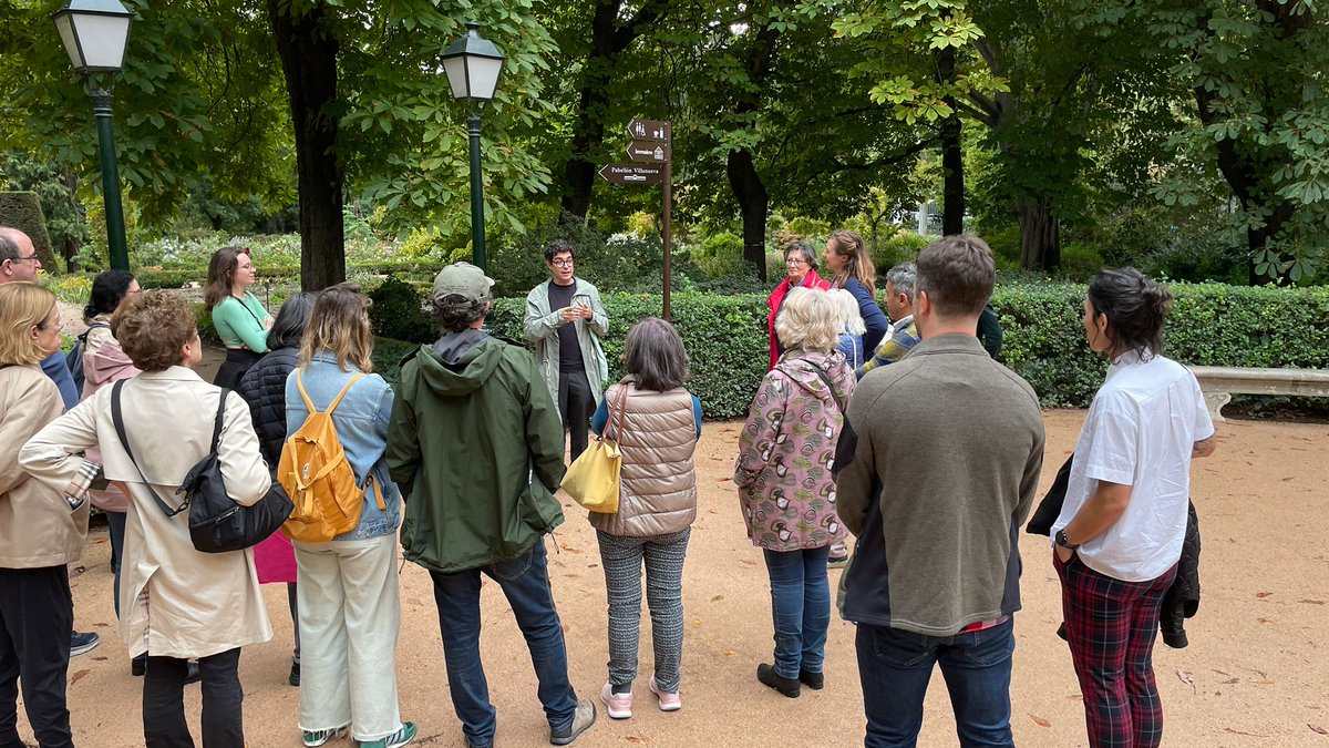 io_Manuel's tweet photo. La tercera sesión de #Cineeneljardin nos llevó por un paseo un tanto caótico por el @RJBOTANICO, descubrimos laberintos de cine con Ignacio Somovilla, perderos con él en sus viajes. Para finalmente descubrir #ElJardindeSueños recorriendo los pasillos del #laberinto de #Borges. https://t.co/Z4ejERNfNw