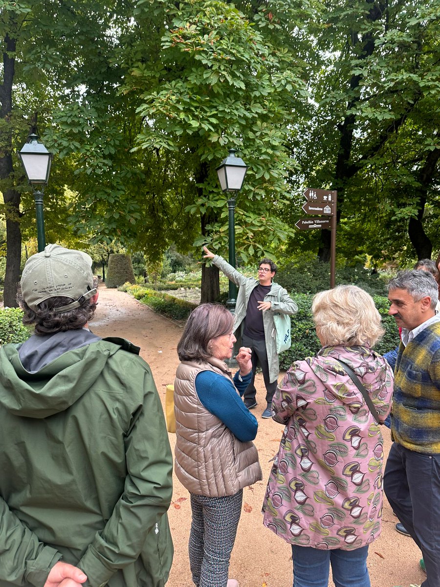 io_Manuel's tweet photo. La tercera sesión de #Cineeneljardin nos llevó por un paseo un tanto caótico por el @RJBOTANICO, descubrimos laberintos de cine con Ignacio Somovilla, perderos con él en sus viajes. Para finalmente descubrir #ElJardindeSueños recorriendo los pasillos del #laberinto de #Borges. https://t.co/Z4ejERNfNw