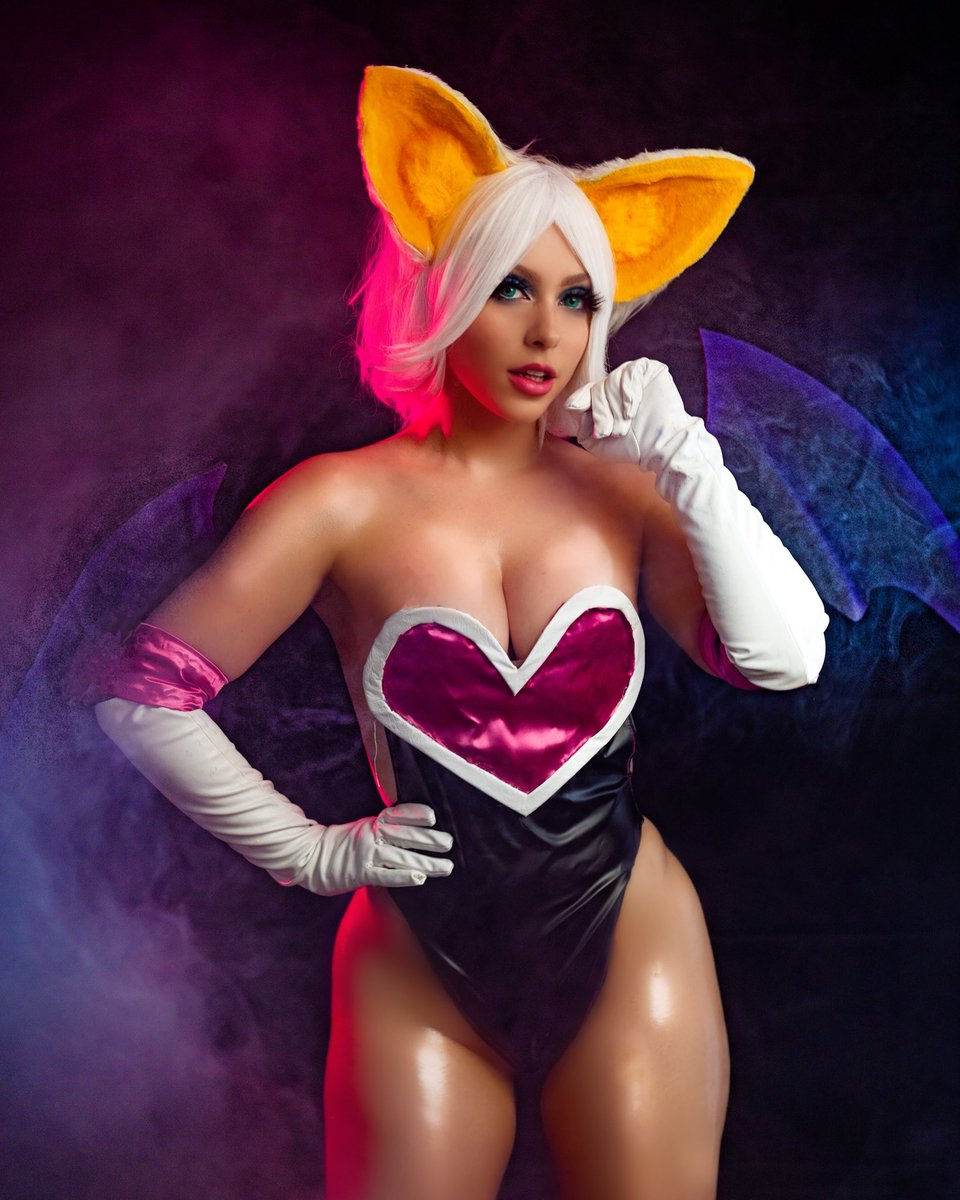 It’s friggin bats.

(I love Halloween)