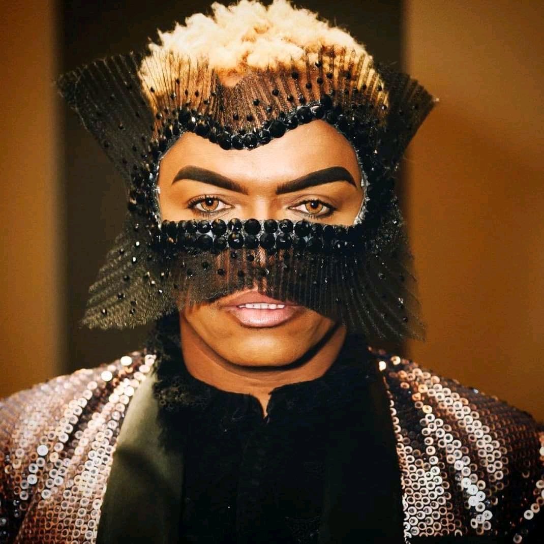 joy_zelda's tweet image. This is Somizi Mhlongo an Convicted Sex offender and allegedly an abuser,He still got a job at Metro Fm,got a Reality show on tv,got his own cooking show on tv, getting MC gigs,and living a normal life daily He was never cancelled but Chris Brown can't do the same and come to SA