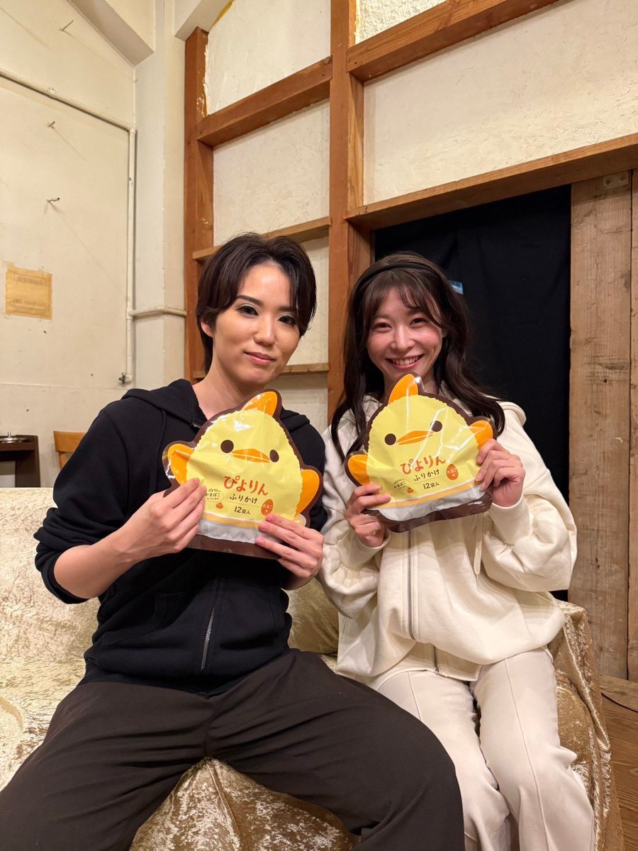 sumire_1i2's tweet photo. れーとさん！
我らが代表！

集合日、久しぶりの舞台で感覚も忘れて、不安が強かったけど、れーとさんが舞台復帰を喜んでくれて、私はちょっぴり泣きそうでした。

ぶつかることもあった今回の舞台。それでもれーとさんは絶対に私の手を離さず一緒に歩いてくれました。
本当にありがとうございます！ https://t.co/bq2YE7k2Lm