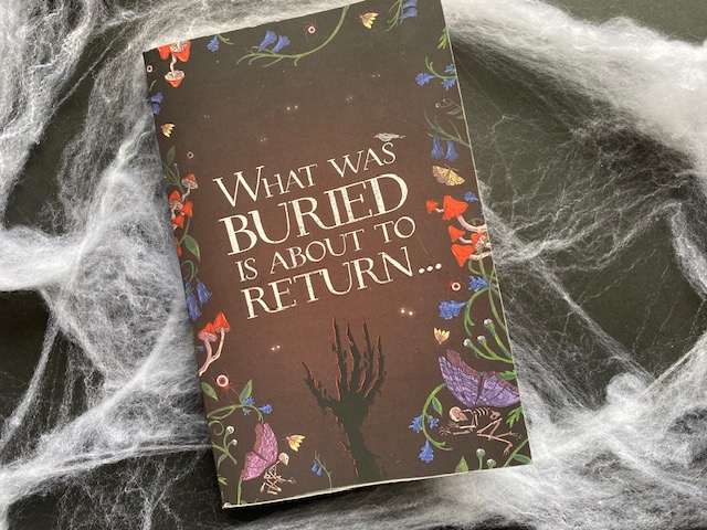 Today's review...'Whispering Hollow' @RachelABurge <a href="/HachetteKids/">Hachette Children's Group</a> The perfect read for this time of year!
throughthebookshelf.com/reviews/whispe…