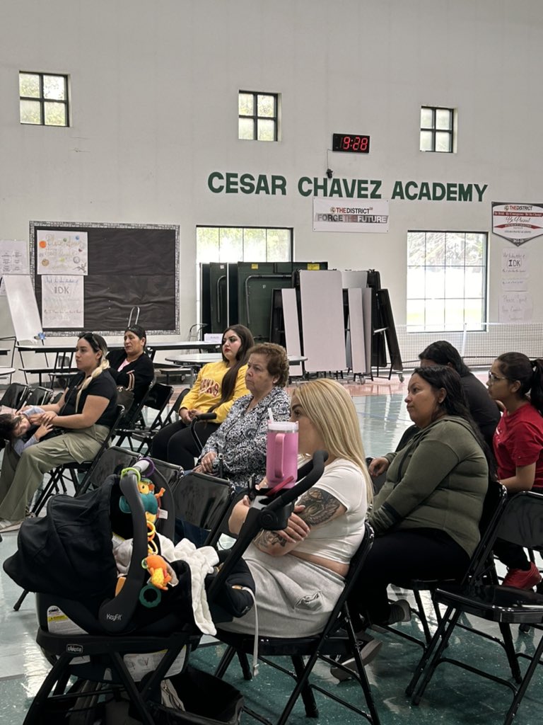 City_of_Socorro's tweet photo. We want to give a special thank you to Cesar Chavez Academy ๐ซ for inviting Socorro PD ๐to give a presentation to the parents about their kids well being and safety! #ACityWithAMission https://t.co/l7EErnbq7V