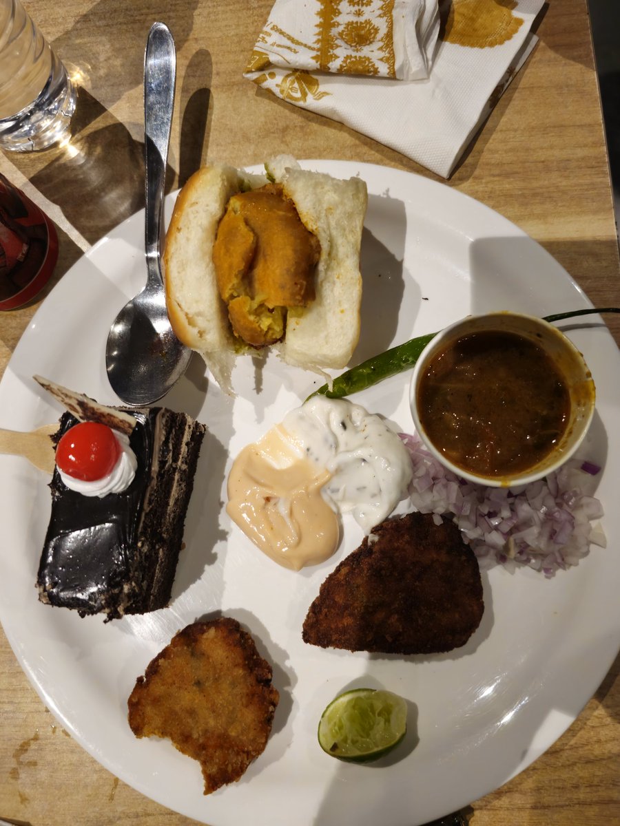 vishalrajHQ's tweet photo. Hyderabadi evenings and amazing food, we had Chaat pe Charcha🗣🍛🥗😋   #AlgoConnectHyd @Algo_Bharat https://t.co/zcHXUZ6Re6
