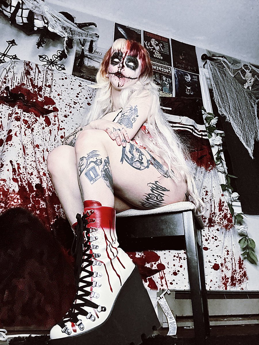 bbyygutz's tweet photo. 𝕭𝖑𝖔𝖔𝖉 𝖔𝖓 𝖍𝖊𝖗 𝖘𝖐𝖎𝖓
#dollskill #screamqueen #blooddrip #gothic #bloody #gothgirl https://t.co/KOjVCQeakm