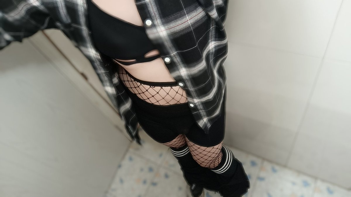 Redio_Edlo's tweet photo. 在工作室的小卫生间里，算不算人前一套，背后一套😡#伪娘 #男娘 https://t.co/TkQQ7lDXHh