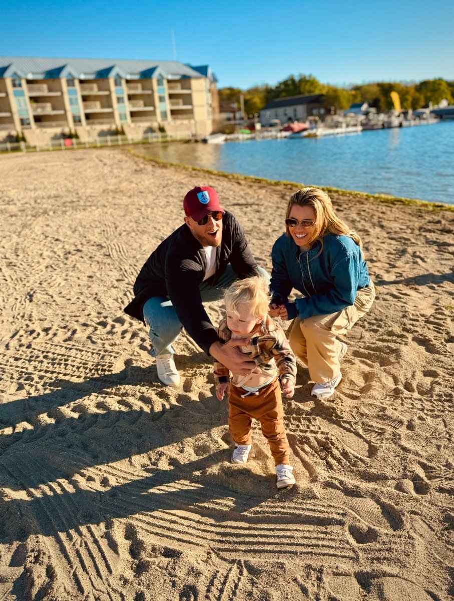 JJWatt's tweet photo. October in Wisconsin with Family &amp; Friends

Very difficult to beat. 🙏🏼

🧵 https://t.co/LEM6XibJnM