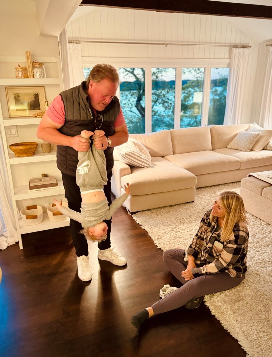 JJWatt's tweet photo. October in Wisconsin with Family &amp; Friends

Very difficult to beat. 🙏🏼

🧵 https://t.co/LEM6XibJnM