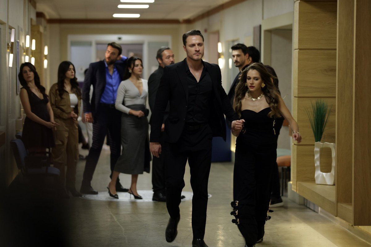 Lorycoqui's tweet image. Se analisarmos bem, Zeynep está sofrendo violência física do Kaan e violência psicológica do Halil. Ela está sendo pressionada e humilhada de todos os lados, tendo crises de ansiedade e ainda lidando com tudo sozinha, por que aparentemente ninguém faz nada #HudutsuzSevda