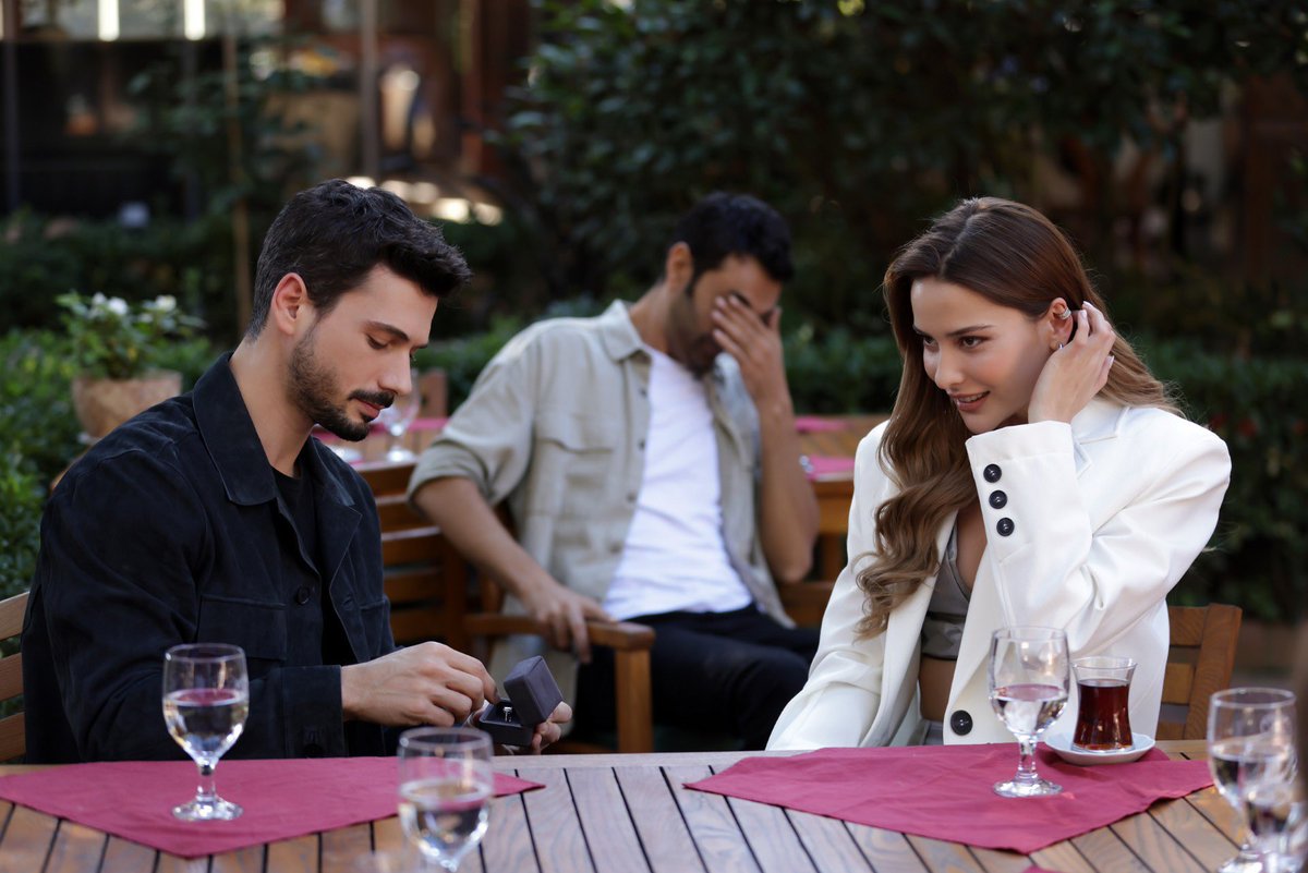 Lorycoqui's tweet image. Se analisarmos bem, Zeynep está sofrendo violência física do Kaan e violência psicológica do Halil. Ela está sendo pressionada e humilhada de todos os lados, tendo crises de ansiedade e ainda lidando com tudo sozinha, por que aparentemente ninguém faz nada #HudutsuzSevda