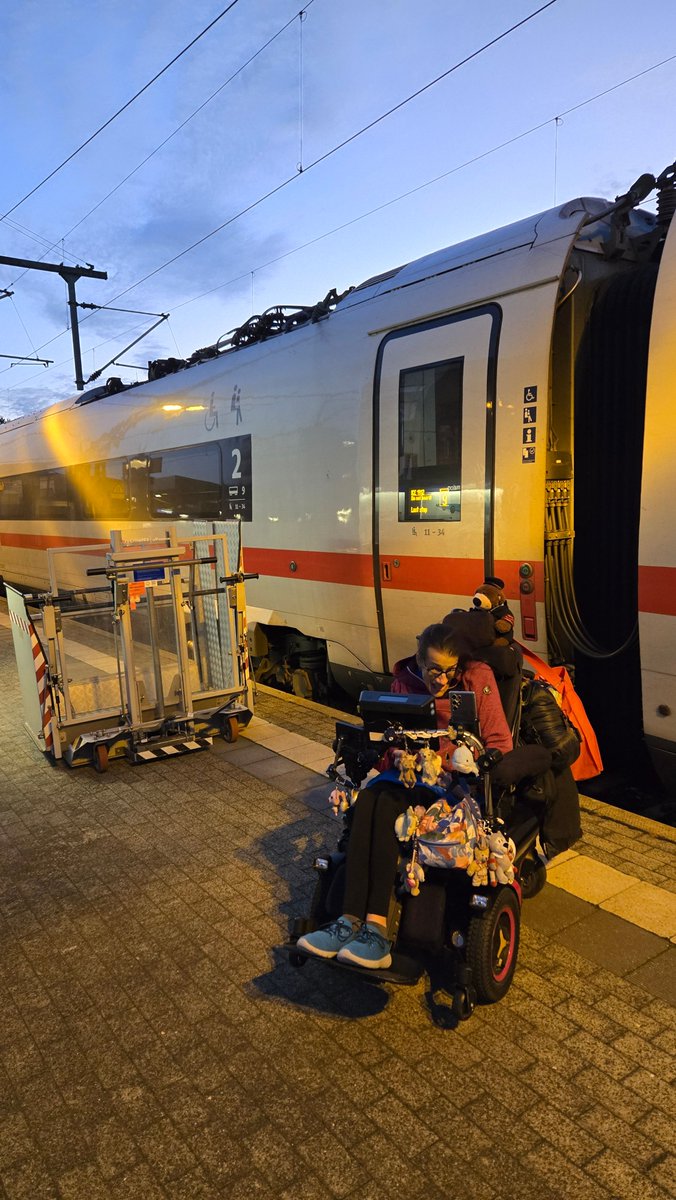 Eben in Neumünster die Dame am Bahnhofshublift: "Ich mache das mal langsam, damit es nicht so ruckelt."
Huch, hat es sich rumgesprochen, dass das Ruckeln für manche unangenehm sein kann? Wir hören das zum wiederholten Mal, vorhin erst beim Einstieg.