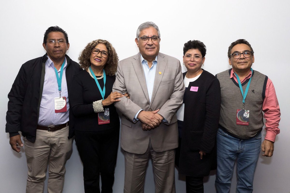 El senador y líder nacional del #SNTE, Mtro. Alfonso Cepeda Salas, se reunió con profesores de #Oaxaca para atender sus demandas relacionadas con asuntos laborales y prestacionales. Les aseguró que serán gestionadas para una pronta solución.
